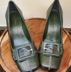Like new Gianni Bini vintage olive green, squared toe w/ buckle heels Size 6M
